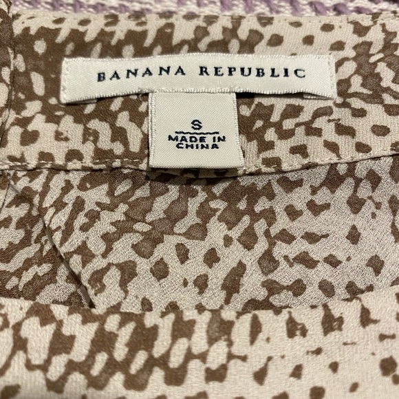 Banana Republic Ruffle sleeves and trim - Picture 7 of 7